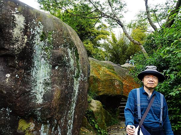 《台北市》六巨石~北星寶宮登山口，是條較輕鬆的路徑