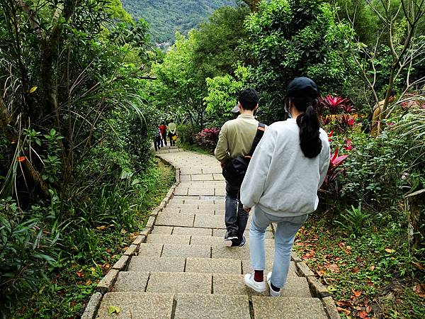 《台北市》六巨石~北星寶宮登山口，是條較輕鬆的路徑