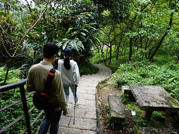 《台北市》六巨石~北星寶宮登山口，是條較輕鬆的路徑