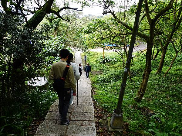 《台北市》六巨石~北星寶宮登山口，是條較輕鬆的路徑