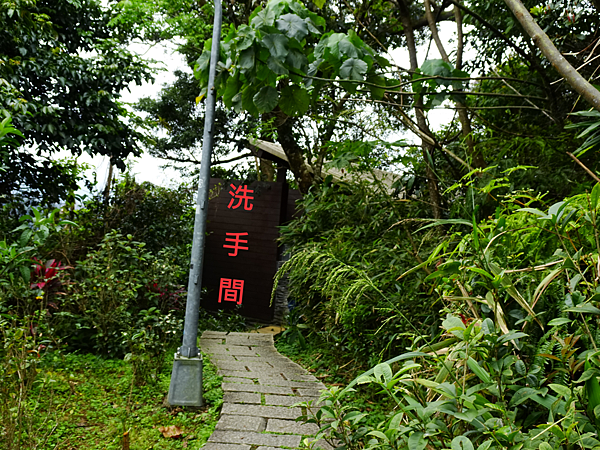 《台北市》六巨石~北星寶宮登山口，是條較輕鬆的路徑