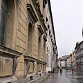 皇宮外濕漉漉的街道