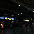 這是夜裡的慕尼黑中央車站(應該買新相機來照的 =,=)