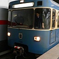 電車來摟~ 淺藍色的車加上車頭慕尼黑的僧侶標誌!