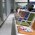 要從戴高樂經香港回&amp;#039;台灣祖國&amp;#039;摟~拍彩色椅椅紀念~