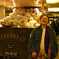 In 不能照相的 Harrods ^^