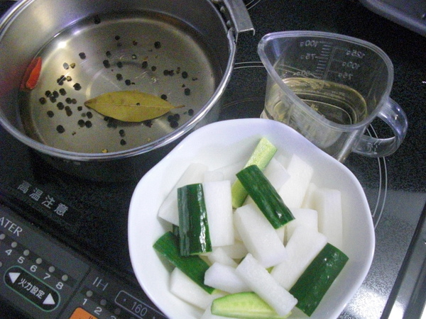 2.如果1.的部分已經涼了就放醋100CC，在放小黃瓜和白蘿蔔，然後就冰到冰箱去。