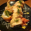  炙燒鮭魚肚握壽司~一整個很紮實~還有包炸蝦在裡面~