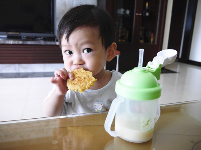 副食品食譜 (黃豆渣也能變點心-豆渣香薯餅) 副食品食譜 (黃豆渣也能變點心-豆渣香薯餅)