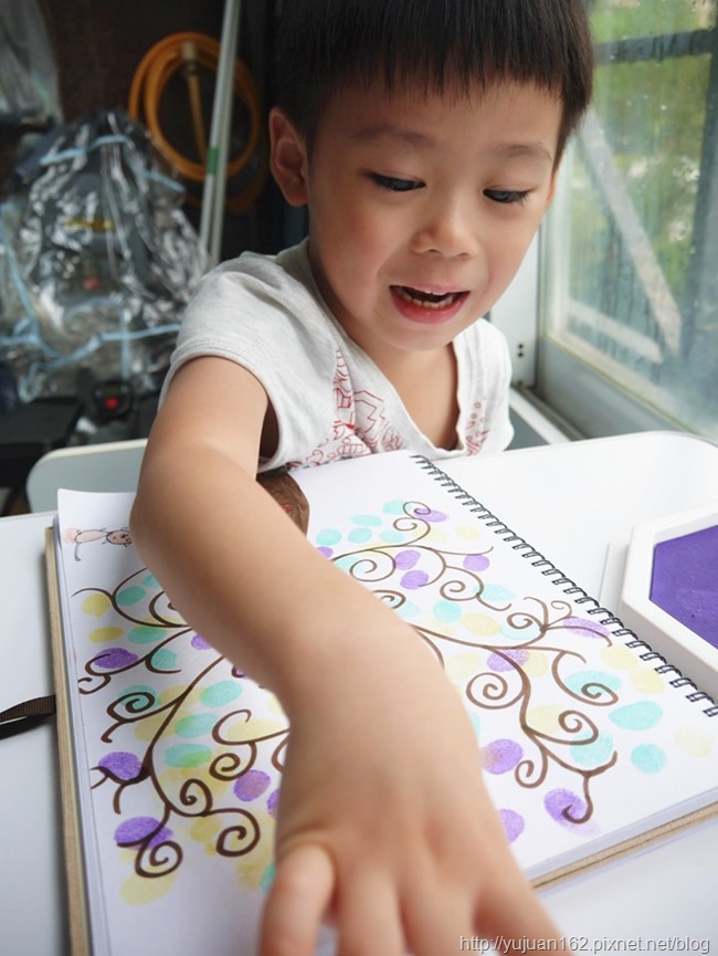 指印樹。愛兒館無毒安全水洗式8 色大印台（第三代），手腳印畫和孩子一起蓋出創造力