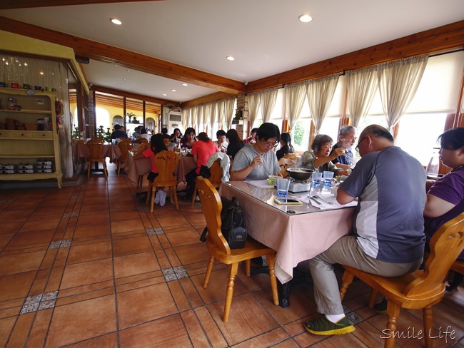 │食。頭份│儷池咖啡屋。自然鄉村童趣餐廳。草坪、餵魚親子近郊首選