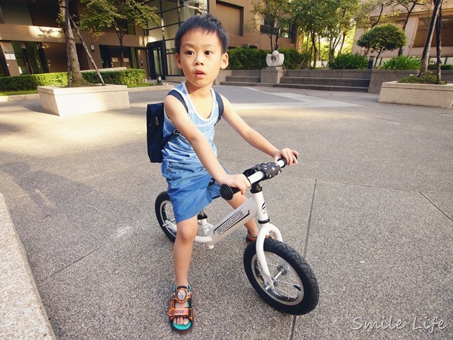 到底要不要買滑步車給孩子？！滑步車的優點？愛兒館MIT-FUNbike滑步車（3-6歲） 團購