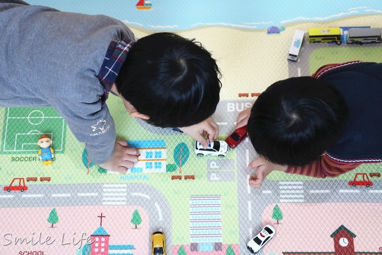 ▌育兒▌安全無毒防滑爬行/遊戲地墊。好Q彈「韓國Bamate雙面兒童遊戲地墊」車車控愛瘋了! ▌育兒▌安全無毒防滑爬行/遊戲地墊。好Q彈「韓國Bamate雙面兒童遊戲地墊」車車控愛瘋了!