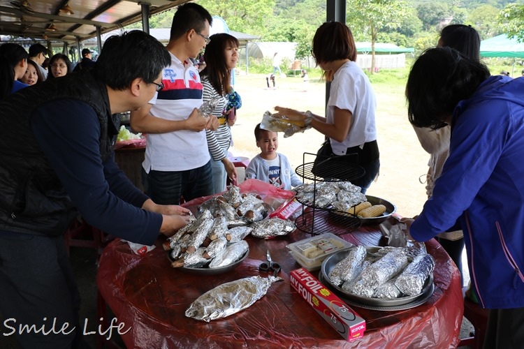 ▌新北景點▌金山汪汪地瓜園。烤磚窯／烤肉／挖沙／打水仗／有機地瓜種植 小農親子體驗