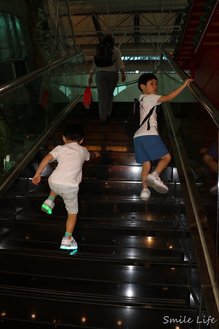 ▌潮小孩穿搭▌輕巧鞋墊好軟Q。韓國Besson JouJou可充電LED星星發亮童鞋／親子星星包