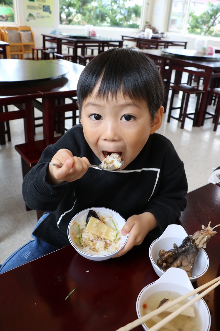 ▌宜蘭必吃美食▌古法甕烤「大嵌城甕仔雞」。皮脆肉質鮮嫩多汁手扒最夠味！