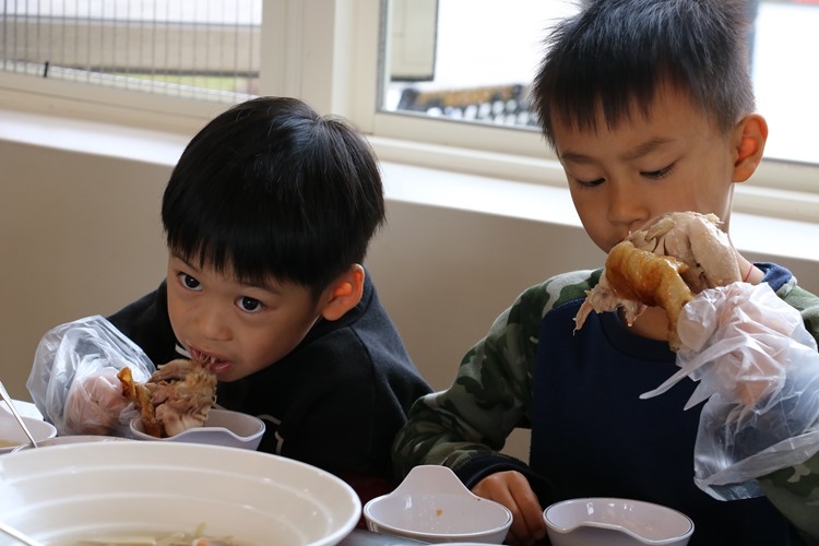 ▌宜蘭必吃美食▌古法甕烤「大嵌城甕仔雞」。皮脆肉質鮮嫩多汁手扒最夠味！