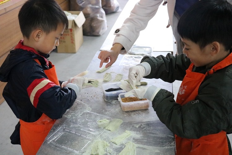 ▌宜蘭親子景點▌「祥語有機農場」採茶小童+綠茶龍鬚糖DIY+客製刻茶杯