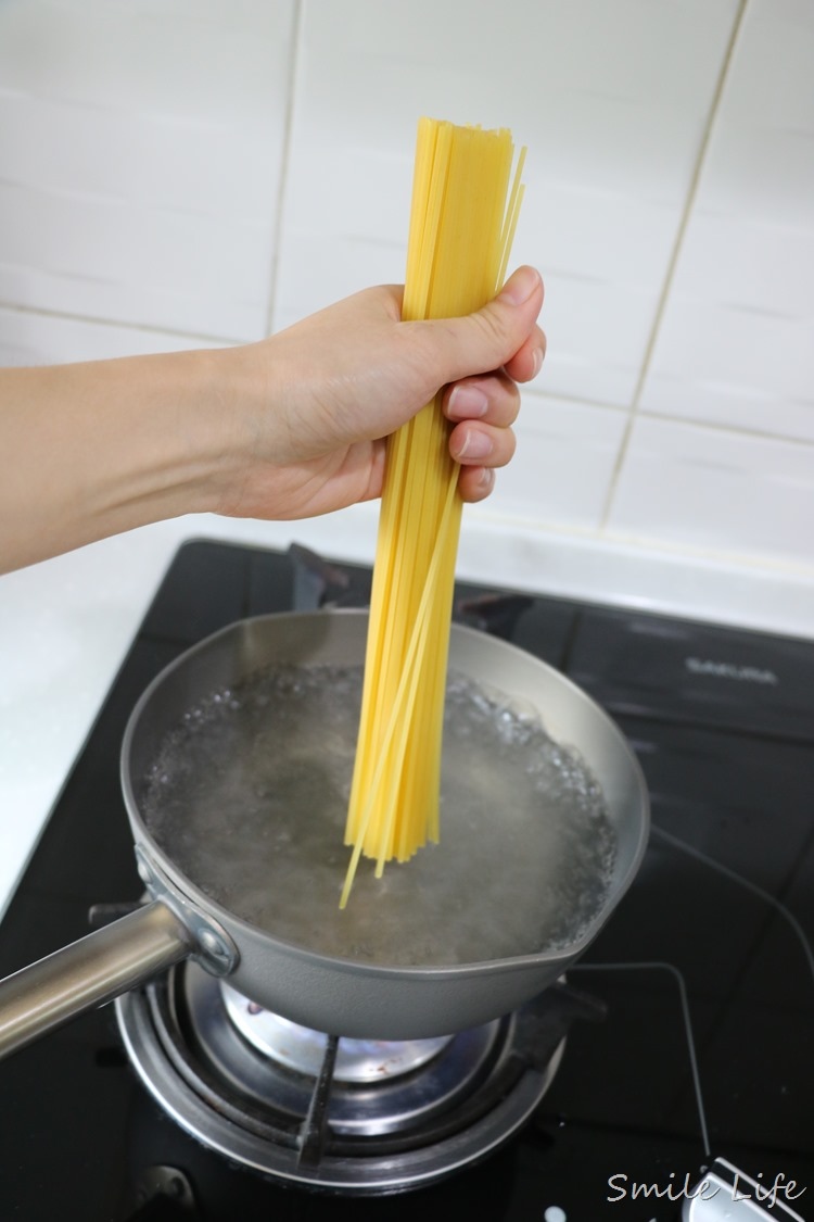 ▌食譜▌多了Q勁兒和焦香更美味「清炒香蒜鮮蝦野菇義大利麵」