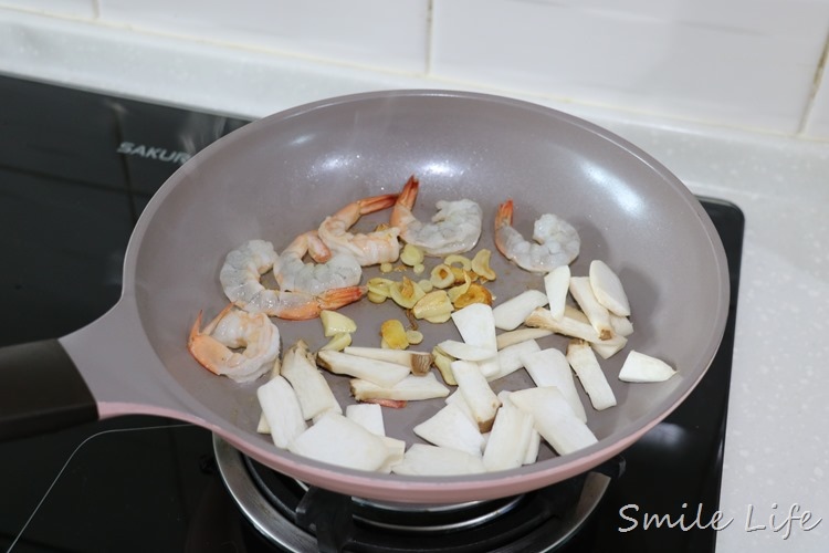 ▌食譜▌多了Q勁兒和焦香更美味「清炒香蒜鮮蝦野菇義大利麵」