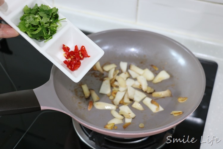 ▌食譜▌多了Q勁兒和焦香更美味「清炒香蒜鮮蝦野菇義大利麵」