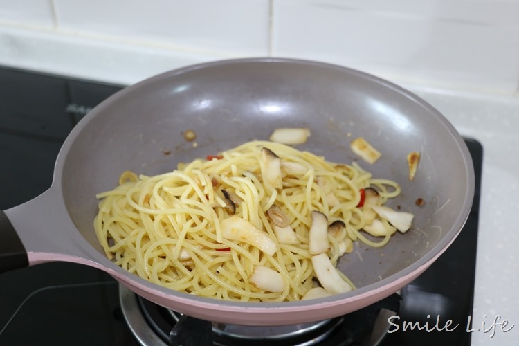 ▌食譜▌多了Q勁兒和焦香更美味「清炒香蒜鮮蝦野菇義大利麵」