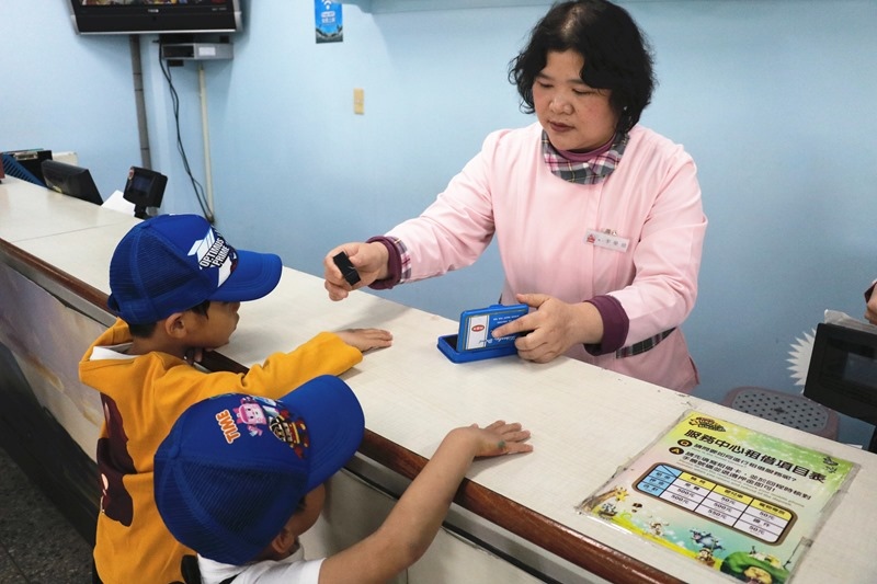 ▌親子體驗▌新竹關西六福村狐猴島。與環尾狐猴第一次親密接觸