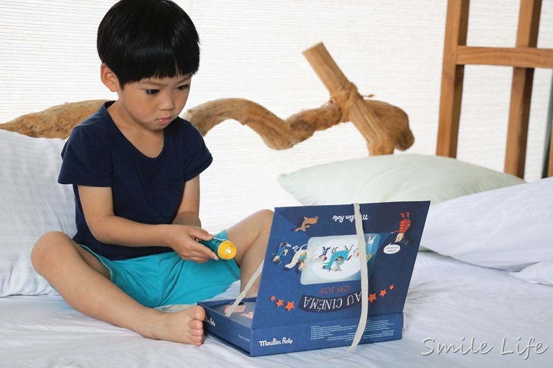 ▌聰明教具▌法國Moulin Roty故事手電筒,在家也能享受迷你電影院。還有幼稚園必備免燙轉印姓名貼,不怕上學衣服穿錯啦! ▌聰明教具▌法國Moulin Roty故事手電筒,在家也能享受迷你電影院。還有幼稚園必備免燙轉印姓名貼,不怕上學衣服穿錯啦!