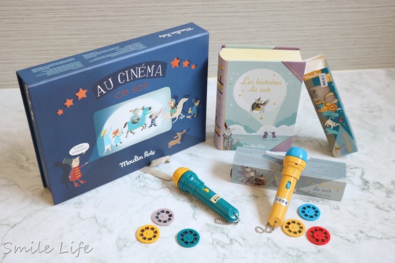 ▌聰明教具▌法國Moulin Roty故事手電筒,在家也能享受迷你電影院。還有幼稚園必備免燙轉印姓名貼,不怕上學衣服穿錯啦! ▌聰明教具▌法國Moulin Roty故事手電筒,在家也能享受迷你電影院。還有幼稚園必備免燙轉印姓名貼,不怕上學衣服穿錯啦!