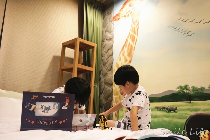 ▌聰明教具▌法國Moulin Roty故事手電筒,在家也能享受迷你電影院。還有幼稚園必備免燙轉印姓名貼,不怕上學衣服穿錯啦! ▌聰明教具▌法國Moulin Roty故事手電筒,在家也能享受迷你電影院。還有幼稚園必備免燙轉印姓名貼,不怕上學衣服穿錯啦!