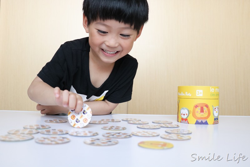 ▌聰明教具▌法國Moulin Roty故事手電筒,在家也能享受迷你電影院。還有幼稚園必備免燙轉印姓名貼,不怕上學衣服穿錯啦! ▌聰明教具▌法國Moulin Roty故事手電筒,在家也能享受迷你電影院。還有幼稚園必備免燙轉印姓名貼,不怕上學衣服穿錯啦!