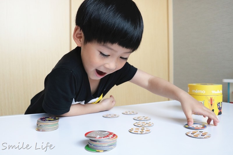 ▌聰明教具▌法國Moulin Roty故事手電筒,在家也能享受迷你電影院。還有幼稚園必備免燙轉印姓名貼,不怕上學衣服穿錯啦! ▌聰明教具▌法國Moulin Roty故事手電筒,在家也能享受迷你電影院。還有幼稚園必備免燙轉印姓名貼,不怕上學衣服穿錯啦!