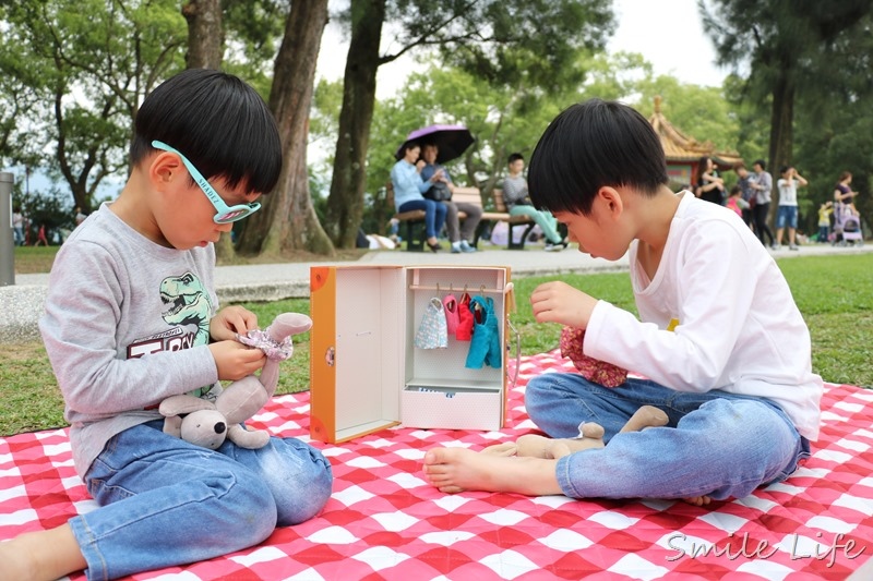 ▌聰明教具▌法國Moulin Roty故事手電筒。在家也能享受迷你電影院+免燙轉印貼紙/姓名貼 ▌聰明教具▌法國Moulin Roty故事手電筒,在家也能享受迷你電影院。還有幼稚園必備免燙轉印姓名貼,不怕上學衣服穿錯啦!