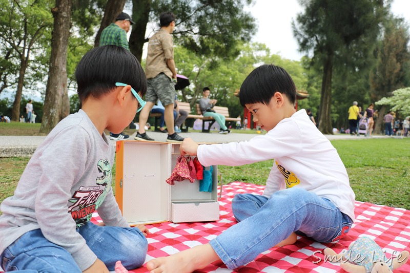 ▌聰明教具▌法國Moulin Roty故事手電筒,在家也能享受迷你電影院。還有幼稚園必備免燙轉印姓名貼,不怕上學衣服穿錯啦! ▌聰明教具▌法國Moulin Roty故事手電筒,在家也能享受迷你電影院。還有幼稚園必備免燙轉印姓名貼,不怕上學衣服穿錯啦!