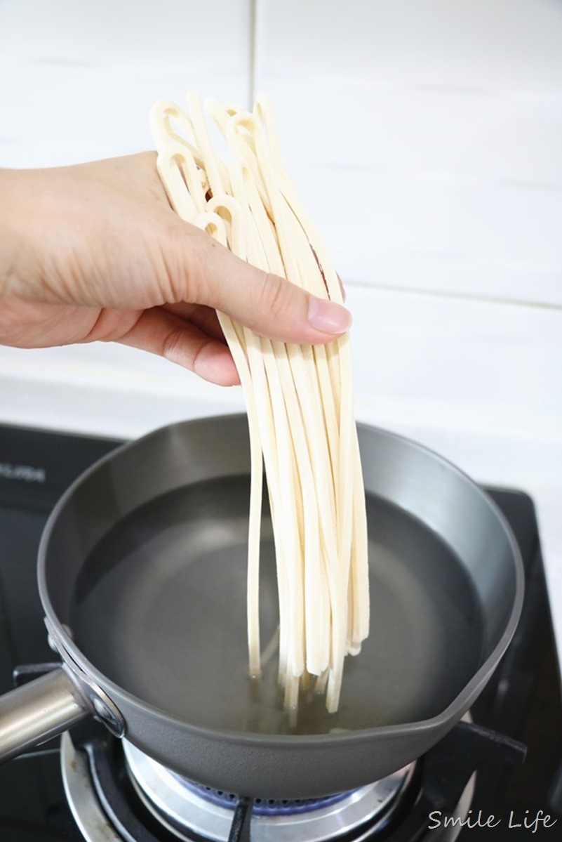 ▌日本食品團▌免飛日本，在家就能煮出職人等級的烏龍麵。「讚岐手打半生烏龍麵／義大利麵+日本超狂拌醬」