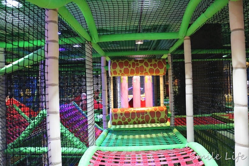 ▌全新開幕 ▌「PaPark 爬爬客兒童館」（ATT台北大直店）。2月底前平價日不限時一票玩到底。彈跳、拳擊、魔鬼溜滑梯、三層樓叢林攀爬繩網迷宮。帶孩子體能大fun電
