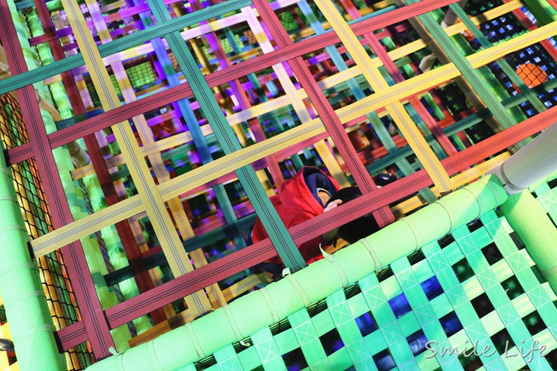 ▌全新開幕 ▌「PaPark 爬爬客兒童館」（ATT台北大直店）。2月底前平價日不限時一票玩到底。彈跳、拳擊、魔鬼溜滑梯、三層樓叢林攀爬繩網迷宮。帶孩子體能大fun電