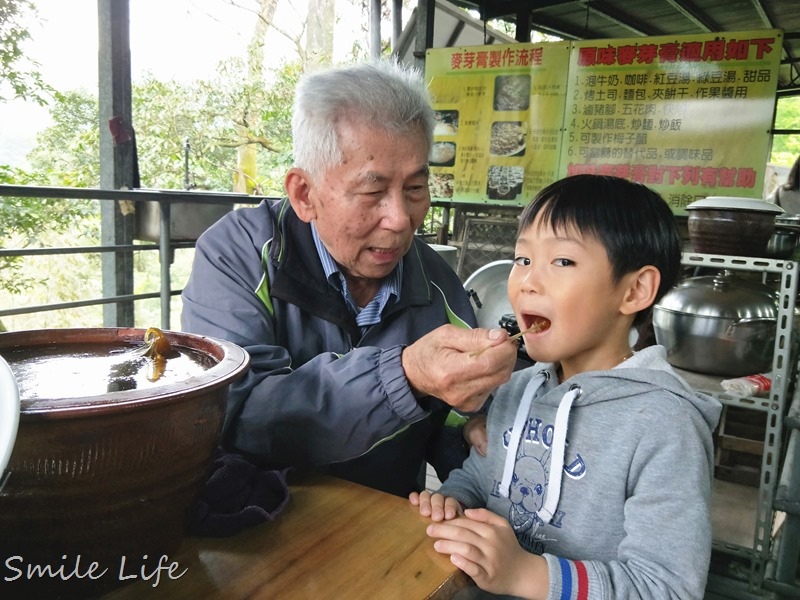 ▌親子景點▌石碇柴燒香瀰漫「竹柏苑古早味麥芽膏」。美味麥芽烤鴨三吃、親子麥芽糖DIY