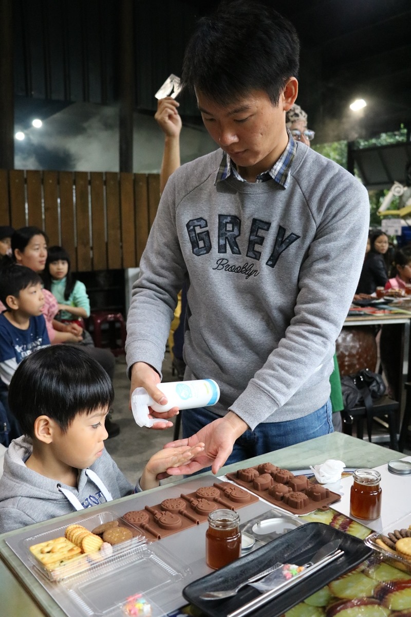 ▌親子景點▌石碇柴燒香瀰漫「竹柏苑古早味麥芽膏」。美味麥芽烤鴨三吃、親子麥芽糖DIY