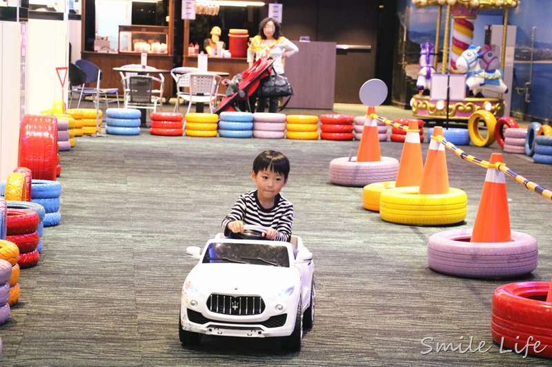 ▌宜蘭景點▌新開幕300多坪室內遊戲空間。宜蘭蘇澳「綺麗親子夢想館」電動車、氣墊床、室內棒球、投擊遊戲…