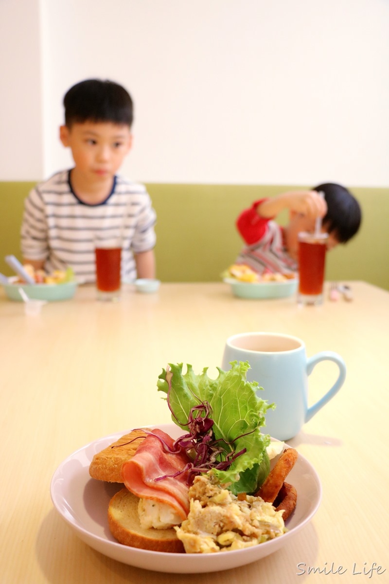 ▌台中▌超大童趣風溜滑梯房型、嚕嚕車控最愛「Kids Box親子民宿」 台中親子民宿推薦