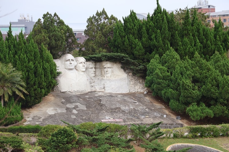 一天帶你走遍全世界【小人國】最多90公分就能玩的遊樂設施，一票玩到底最超值