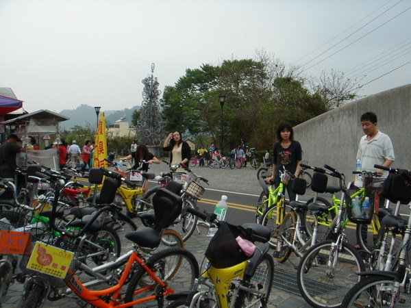 到處都是人~騎車都會塞車或容易撞到人