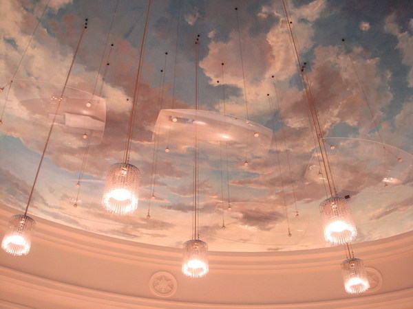 音樂廳會場天花板上有美麗的藍天