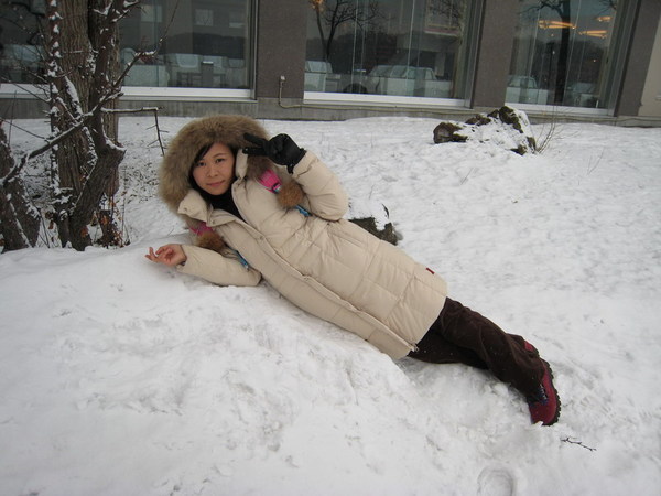 躺在雪上