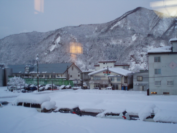 蕎麦店窗外雪景