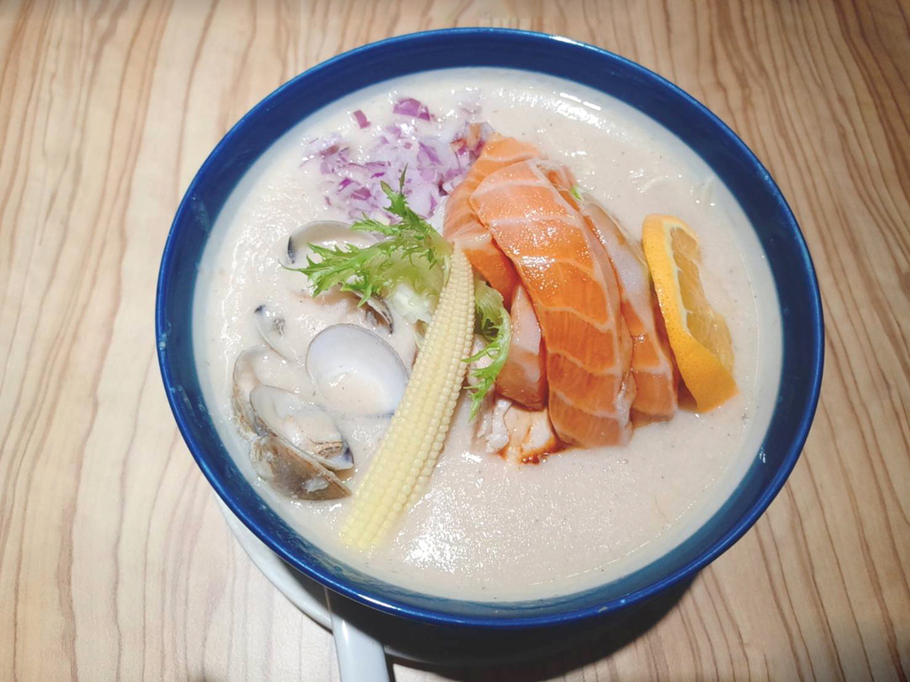 台中美食 西區 鮭魚控的福音就在這 創作麵坊 鮭の大助超人氣創意拉麵店濃厚鮮美的鮭魚湯頭新鮮鮭魚肚生魚片