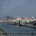 在出關西空港,連著大阪本島的那一段海與橋的景色 真有種彷彿進入宮崎駿的動畫的錯覺