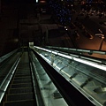 京都車站裡的手扶梯都高得嚇人... 我的腳真的在抖..