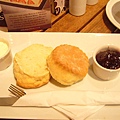 英國scone with strawberry jam and cream